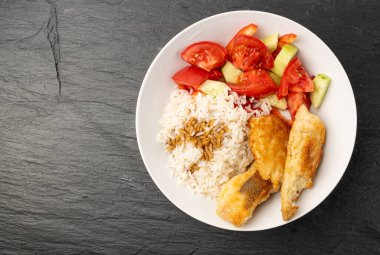 Kızarmış balık ve pilav, taze sebzeli ekmek kırıntıları, deniz ürünleri öğle yemeği, ev yapımı balık kroket.