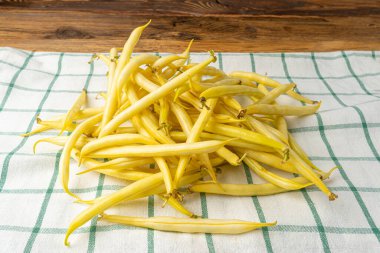 Kırsal Masadaki Sarı Fransız Fasulyeleri, Çiğ String Fasulye Yığını, Vintage Retro Peçete Arkaplanındaki Taze Balmumu Tohumları