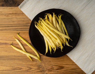 Kırsal Ahşap Masadaki Sarı Fransız Fasulyeleri, Çiğ String Fasulye Yığını, Antika Masa Arkaplanındaki Taze Balmumu Tohumları