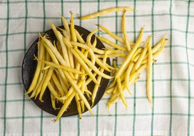 Kırsal Masadaki Sarı Fransız Fasulyeleri, Çiğ String Fasulye Yığını, Vintage Retro Peçete Arkaplanındaki Taze Balmumu Tohumları