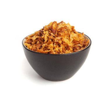 Kavrulmuş soğan, kabın içinde kuru soğan parçaları, soğan cipsi, kızarmış sebze, karamelli sosis, beyaz arka planda kızarmış soğan.