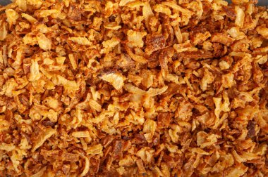 Kızarmış soğan dokusu, kuru soğan deseni, soğan cipsi bayrağı, yağda kızartılmış karamelli çikolata parçacıkları, kızarmış soğan arkaplanı ve metin için fotokopi alanı