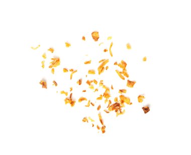 Kızarmış soğan, yağda kızartılmış soğan parçaları, soğan parçaları, soğan cipsi, kızarmış sebze, karamelli Shallot Sprinkles, beyaz arka planda kızarmış soğan.