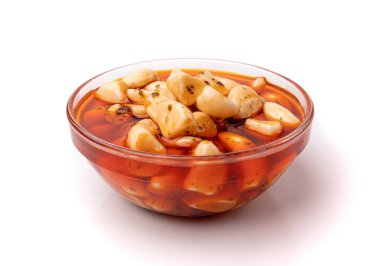 İzole edilmiş sarımsak, kırmızı biberli mayalanmış sarımsak, acılı sebze, baharatlı sarımsaklı karanfil ve beyaz arka planda sirke.