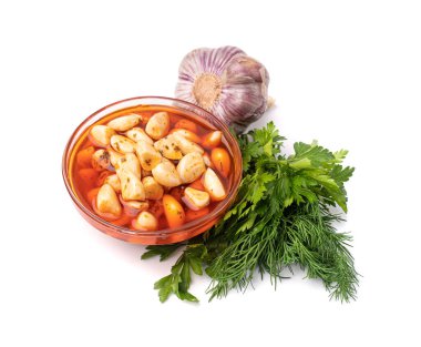 İzole edilmiş sarımsak, kırmızı biberli mayalanmış sarımsak, acılı sebze, baharatlı sarımsaklı karanfil ve beyaz arka planda sirke.