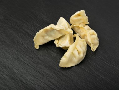 Gyoza Çin Mantı, Buharda pişirilmiş Sebze Jiaozi, Tavuk Momo Pile, Asya Gyoza Grubu Kara Taş Tabak Arkaplanı, Kopya Uzay