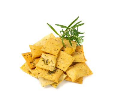 Pita Chips Yığını İzole Edilmiş, Küçük Buğday Tortillası, Bitki ve Baharatlı Gevrek Ekmek, Baharatlı Akdeniz Çerezi, Beyaz Arkaplanda Pita Cipsleri