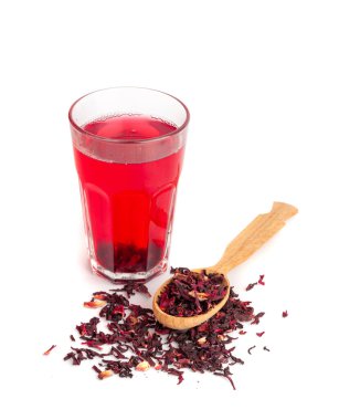 Hibiscus çayı cam fincanda izole edilmiş, kuru gül suyu, soğuk meyve kırmızısı çay, şeffaf kupada Karkade, sıcak bitkisel içecek, beyaz arka planda Roselle Hibiscus çayı