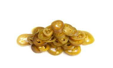 Salamura Jalapeno Yığını, marine edilmiş yeşil biberler, acı Meksika biber dilimleri, turşulu yeşil biberli beyaz arka plan