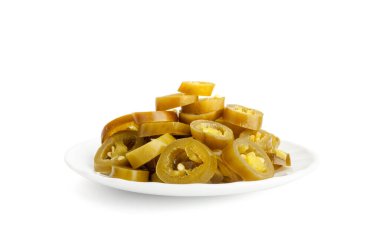 Jalapeno salamura edilmiş, marine edilmiş yeşil biber dilimleri küçük tabakta, turşulu yeşil jalapeno beyaz arka plan görünümünde.