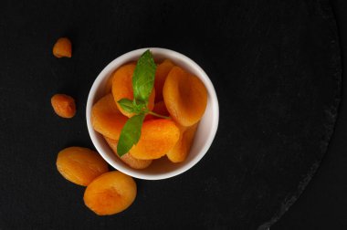 Kuru Kayısı Yığını, Kuru Kayısı Kasesi Yığını, Sağlıklı Portakal Meyveleri Grubu, Tatlı Organik Tatlılar Atıştırmalık, Sağlıklı Diyet Yemekleri, Kara Arkaplanda Kuru Kayısı