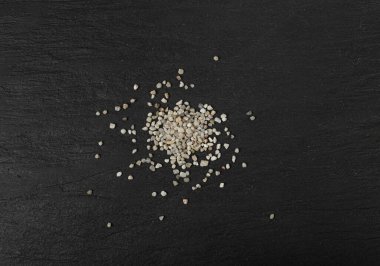 Ezilmiş Kuvars Yığını, Beyaz Taş Parçaları, Çimen Kumu, Dekoratif Kayalar Siyah Arkaplan Üst Görünümü Üzerinde Kopya Boşluğu