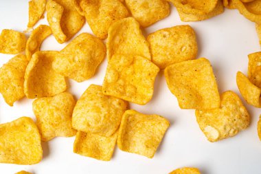 Mercimek cipsi, cips, sağlıklı portakal çerezi, kızarmış organik kraker, Masoor fasulye çerezi, beyaz arka planda cips.