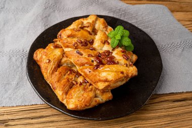 Maple Pecan Puff Pastası, Maple Syrup ve Pecan Fındık, Breakfast Pastanesi, Pate Feuilletee on Wooden Pooden