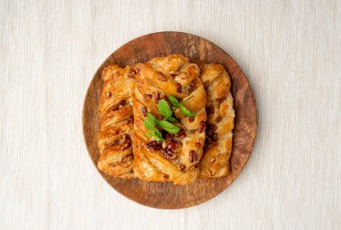 Maple Pecan Puff Pastası İzole, Akçaağaç şurubu ve fındıklı Danimarka Pastaları, Kahvaltı Fırını, Beyaz Arkaplanda Pate Feuilletee