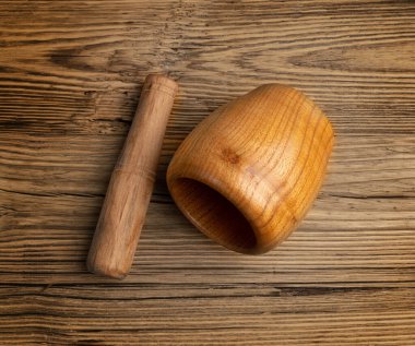 Tahta Havan, Tahta Yumruk ve Pestle, Boş Havan topu, Kırsal Masa Arkaplanındaki Vintage Mutfak Ekipmanı