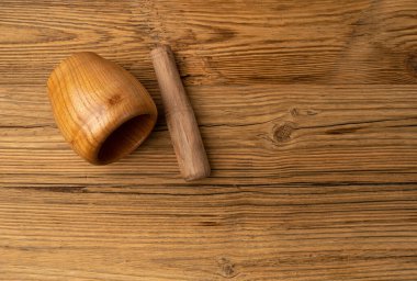 Tahta Havan, Tahta Yumruk ve Pestle, Boş Havan topu, Kırsal Masa Arkaplanındaki Vintage Mutfak Ekipmanı
