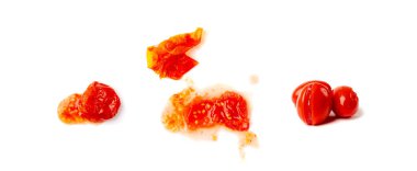 İzole edilmiş vişneli domatesler, konserve küçük domates, sağlıklı mayalanmış sebzeler, tuzlu salamura edilmiş yemekler, beyaz arka planda turşulu domatesler.