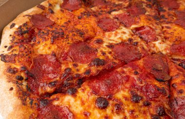 Karton teslimat kutusunda Acılı Jalapeno Peppers ile Pepperoni Pizza, Yeşil Acı Biberli Salami Pizza, Chili Pepper ve Mozzarella Peyniri, Geleneksel İtalyan Ekmeği