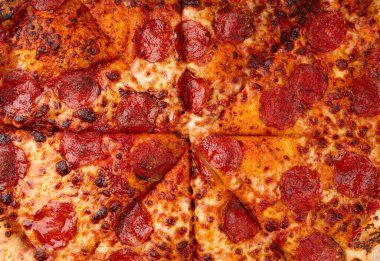 Karton teslimat kutusunda Acılı Jalapeno Peppers ile Pepperoni Pizza, Yeşil Acı Biberli Salami Pizza, Chili Pepper ve Mozzarella Peyniri, Geleneksel İtalyan Ekmeği