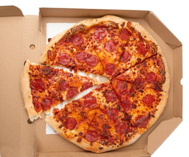 Karton teslimat kutusunda Acılı Jalapeno Peppers ile Pepperoni Pizza, Yeşil Acı Biberli Salami Pizza, Chili Pepper ve Mozzarella Peyniri, Geleneksel İtalyan Ekmeği