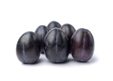 Erikli erik, tamamen mavi erik, olgun erik, koyu mavi sağlıklı taş meyveler, beyaz arka planda erik.