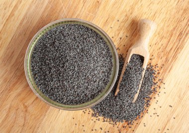 Kasedeki Haşhaş Tohumu, Ahşap Kaşık 'taki Mavi Haşhaş Tohumu, Küçük Mutfak Taneleri, Küçük Tohumlar, Pişirmek için Yağlı Fıskiyeler, Tahta Kırda Haşhaş Tohumu