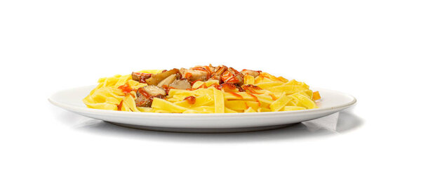 Традиционная итальянская яичная паста, феттучини с курицей, желтая паста с мясом и томатным соусом на белой тарелке