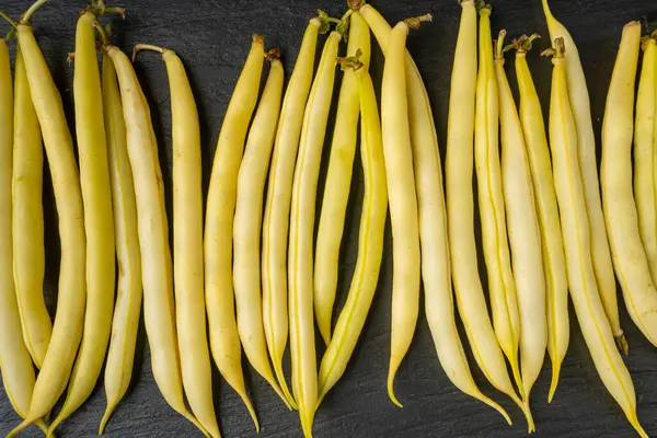 Gelbe Französische Bohnen Auf Schwarzem Teller Raw String Beans Pile — Stockfoto