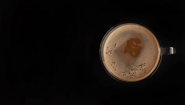 ホットチョコレートカップ カカオマグ ココア飲料 泡付きクリスマスドリンクグラス 健康的な朝食 ブラックバックグラウンドのホットチョコレートカップ — ストック写真