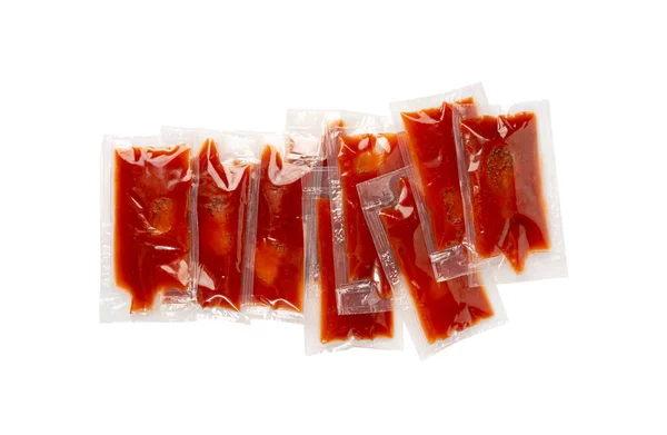 采购产品厨房在正方形塑料袋隔离 一次性的比例透明的番茄酱 热番茄酱 白色背景的番茄酱部分 — 图库照片