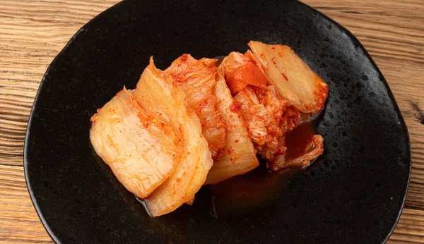 Kimchi Primer Plano Textura Kimchee Placa Negra Kim Chi Picante — Foto de Stock