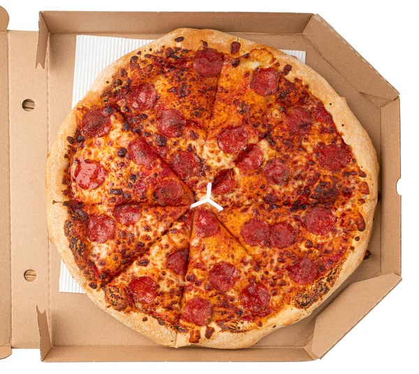ペッパーニピザ ダンボールのホットジャーノペッパー グリーンホットペッパーとサラミピザ チリペッパーとモザレッラチーズ 伝統的なイタリアのフラットブレッド — ストック写真