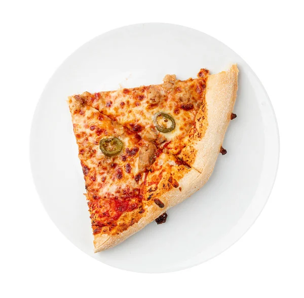 ペッパーニピザ ダンボールのホットジャーノペッパー グリーンホットペッパーとサラミピザ チリペッパーとモザレッラチーズ 伝統的なイタリアのフラットブレッド — ストック写真