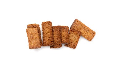 Çavdar Ekmek Kırıntıları İzole Edilmiş, Ev Yapımı Kahverengi Ekmek Çubukları, Çıtır Ekmek Küpeleri Dağılmış Yığınlar, Kuru Çavdar Ekmeği Kırıntıları, Beyaz Arkaplanda Kahverengi Kızarmış Tuzlu Krakerler