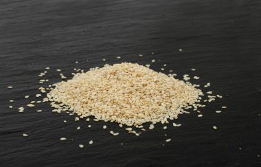 Susam tohumları, Beyaz Susam Taneleri, Sağlıklı Diyet Garnitürü, Siyah Arkaplanda Susam Tohumları