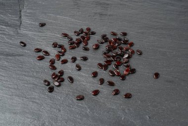 Kara Karpuz Tohumları, Karpuz Kara Tohum Yığını, Küçük Kara Çekirdekler, Kara Taş Tabaka Arkaplanda Çiğ Karpuz Tohumları