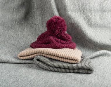 Kış Şapkaları Set, Örgü Kış Kıyafetleri, Gri Yünlü Şapka Yığını, Spor Şapkası, Örgü Beanie Beyaz Arkaplanda