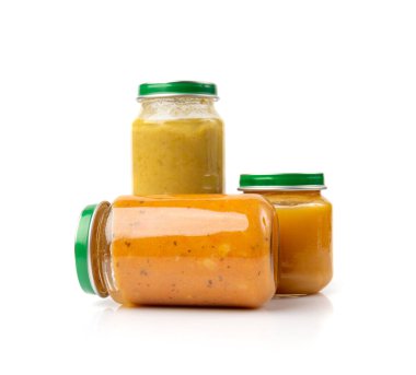 Bebek maması kavanozu izole edildi, çocuk püre cam şişesi, sağlıklı çocuk beslenmesi, yürümeye başlayan diyet, beyaz arka planda bebek mamasıyla küçük kavanoz