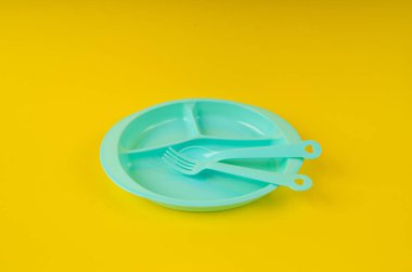 Bebek Tabağı, Kaşık ve Çatal, Renkli Çocuklar Utensiller, Küçük Renkli Bebek Masa Malzemeleri, Sarı Arkaplanda Yeni Bebek Tabakları