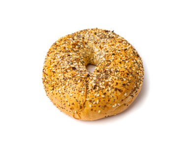 İzole edilmiş Bagel, Bir Yuvarlak Çörek, Tahıllı Buğday Fırını ve Kahvaltı için Tohumlar, Beyaz Arkaplanda Düz Çember Simit Ekmeği