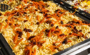 Kabuli Pulao, Afgan mutfağı Pilaf ile, Pilau sokak büfesinde, geleneksel Afganistan Pilaw kuru üzümlü ve sebzeli sokak pazarında