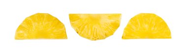 Ananas Kesikleri izole, Çiğ Ananas Parçaları, Comosus Tropikal Meyve Parçaları, Olgun Çam Elması Kıymıkları, Beyaz Arkaplanda Ananas Meyvesi