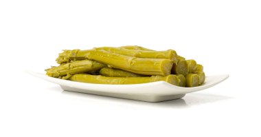 Salamura Kuşkonmaz, Tabakta marine edilmiş filizler, Yeşil Bahar Tuzlu Sebzeler, Beyaz Arkaplanda Pişmiş Kuşkonmaz Resmi Yenebilir Filizler