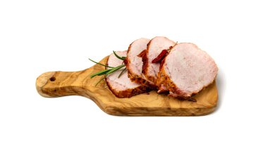 Ahşap kesme tahtasındaki domuz dilimleri izole edildi. Dilimlenmiş fileto, bonfile jambon parçası, ahşap arka planda fırında et filetosu.