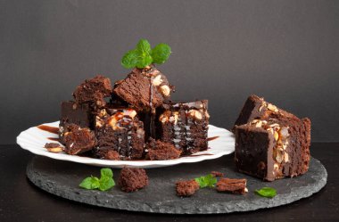 Nut Brownie, Ev Yapımı Alman Çikolatalı Pastası, Çikolatalı Fıstıklı Kek, Brownie Square Parçası Kara Taş Arkaplan