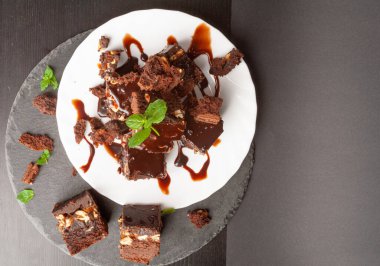 Nut Brownie, Ev Yapımı Alman Çikolatalı Pastası, Çikolatalı Fıstıklı Kek, Brownie Square Parçası Kara Taş Arkaplan