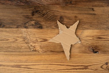 Karton Yıldız, Karton Parça 'dan Yapılmış Noel Yıldızları, Yırtılmış Kraft Kağıt, Kahverengi Ambalajlı Eski Kağıt Xmas Dekorasyonu Ahşap Rustik Arka plan Üst Görünümü