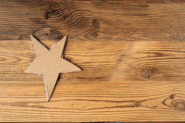 Karton Yıldız, Karton Parça 'dan Yapılmış Noel Yıldızları, Yırtılmış Kraft Kağıt, Kahverengi Ambalajlı Eski Kağıt Xmas Dekorasyonu Ahşap Rustik Arka plan Üst Görünümü