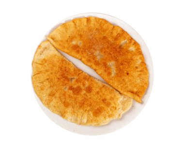Kızarmış Düz Turta izole edildi. Doldurulmuş Et ve Soğan, Doldurulmuş Chebureki, Tatar Mutfağı, Asya, Doğu Avrupa Yemekleri ve Beyaz Arkaplanda